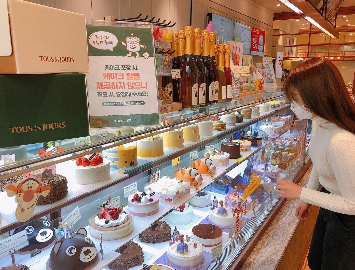 본문 이미지 - 뚜레쥬르 카페대학로점에서 한 고객이 케이크를 고르고 있다. (CJ푸드빌 제공) ⓒ 뉴스1