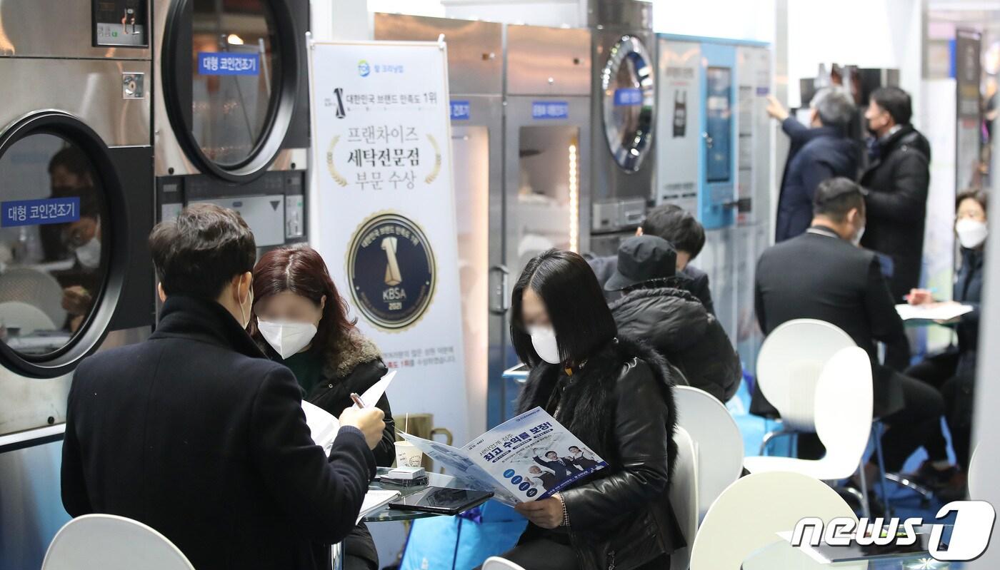 20일 서울 강남구 코엑스에서 열린 제64회 프랜차이즈 창업 박람회에서 예비 창업자들이 창업 상담을 받고 있다. (사진은 기사 내용과 무관함)2022.1.20/뉴스1 ⓒ News1 임세영 기자