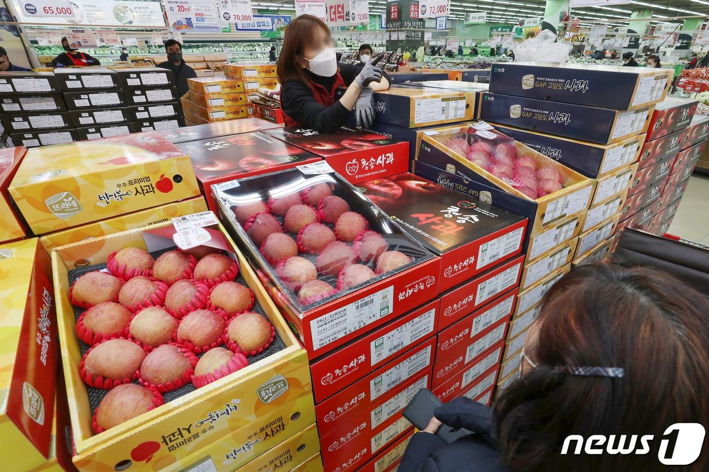 20일 서울의 한 대형마트에서 시민들이 사과를 고르고 있다. 2022.1.20/뉴스1 ⓒ News1 민경석 기자