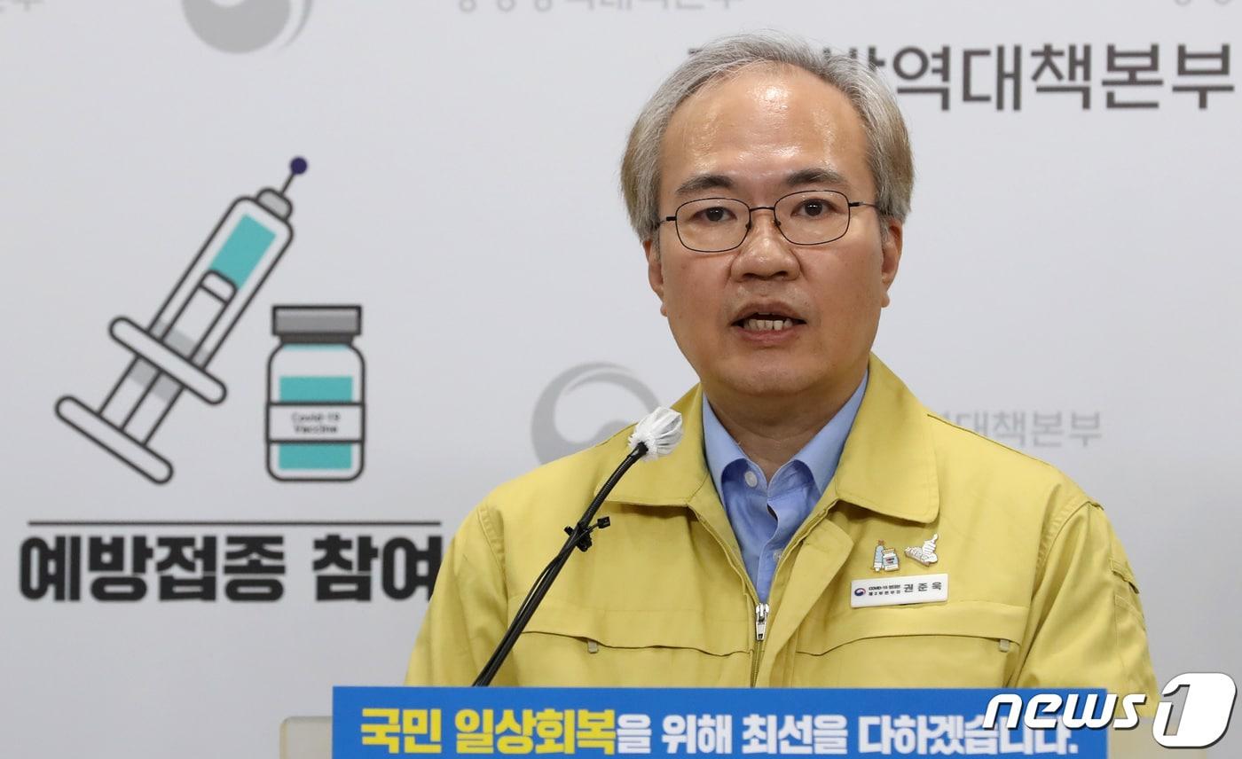 본문 이미지 - 권준욱 중앙방역대책본부 제2본부장이 20일 오후 충북 청주시 오송읍 질병관리청 브리핑실에서 코로나19 중앙방역대책본부 브리핑을 하고 있다. 2022.1.20/뉴스1 ⓒ News1 김기남 기자