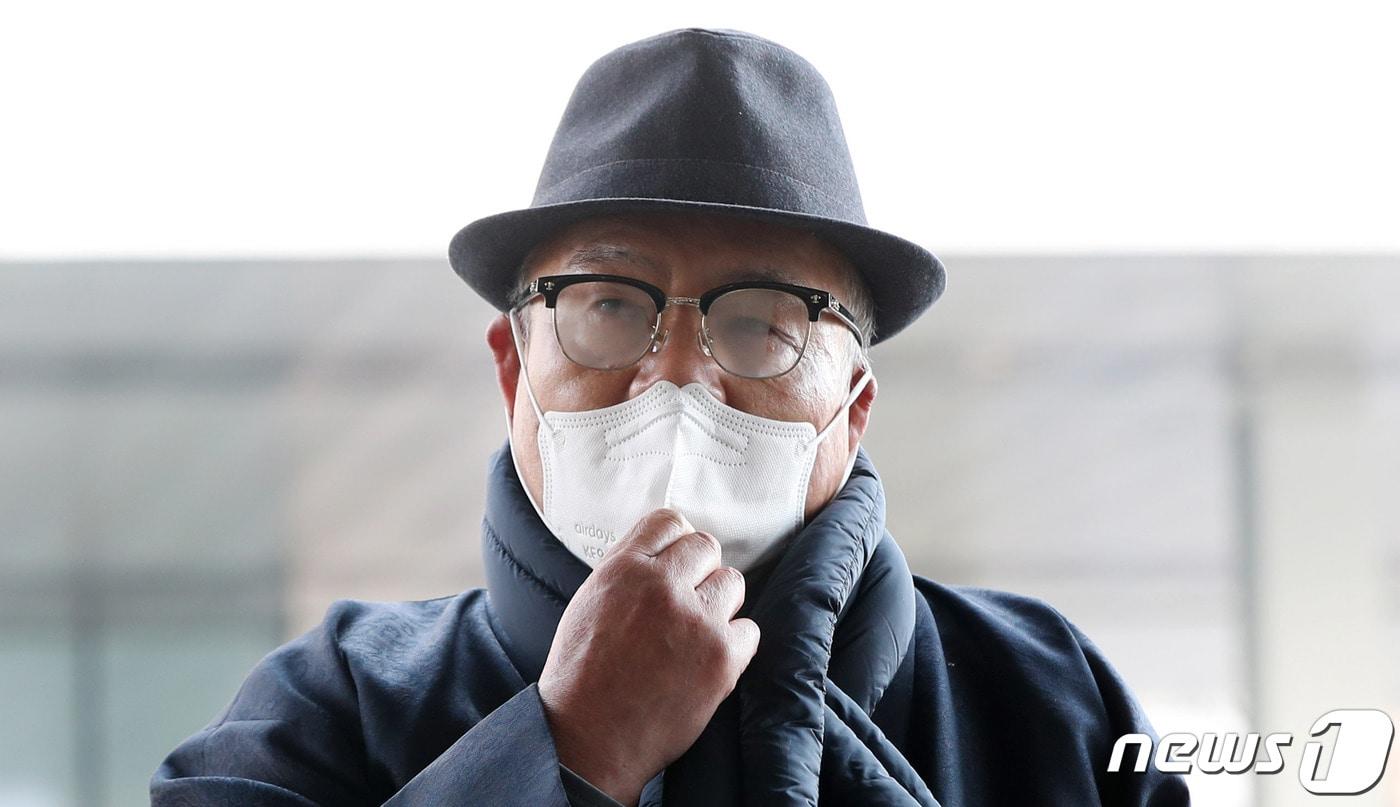 백은종 서울의소리 대표가 20일 오후 서울 양천구 남부지방법원에서 열린 심문기일에 출석하기 전 입장을 밝히고 있다.  2022.1.20/뉴스1 ⓒ News1 안은나 기자