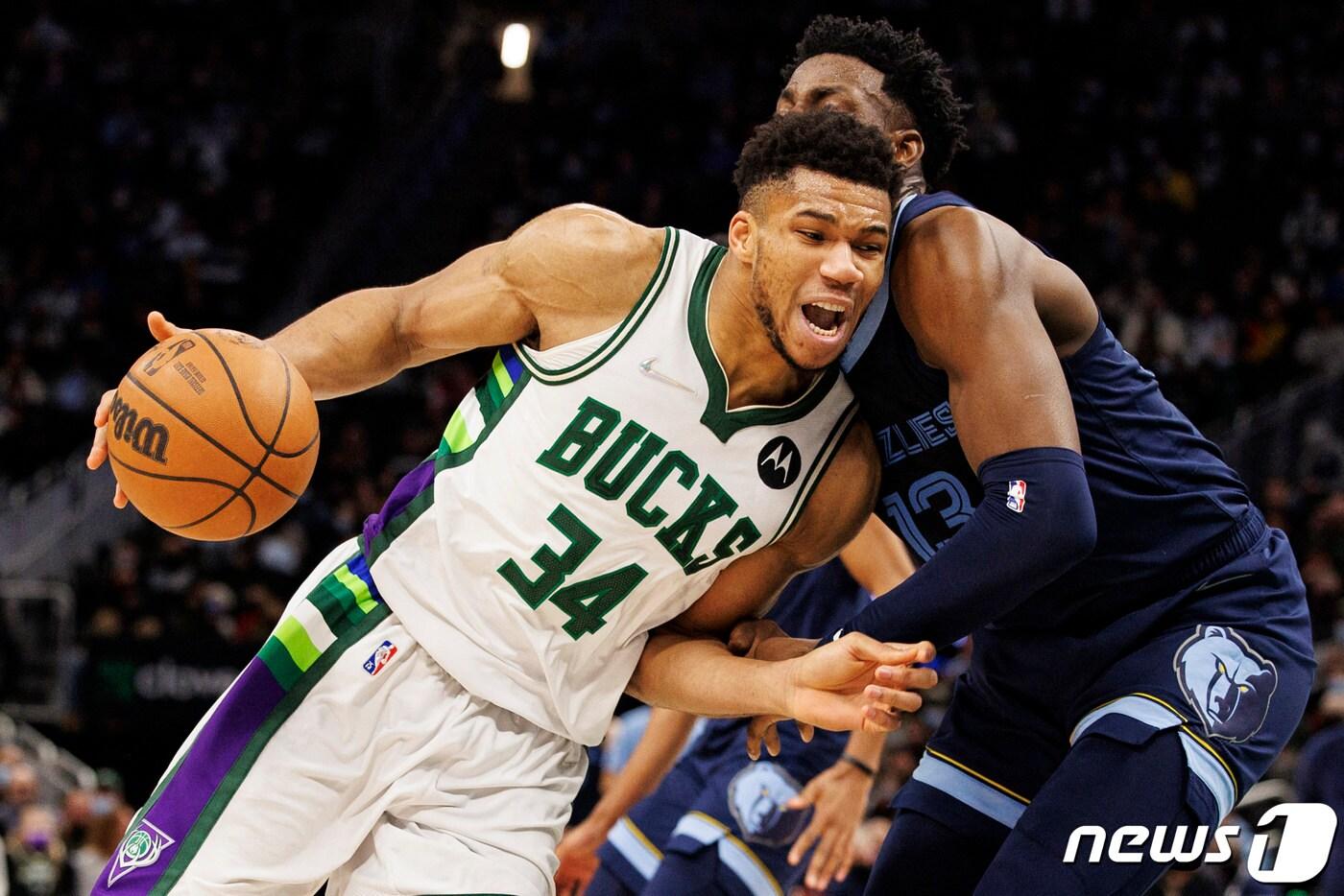 본문 이미지 - 밀워키 야니스 아데토쿤보가 멤피스와 경기에서 드리블을 하고 있다. ⓒ 로이터=뉴스1