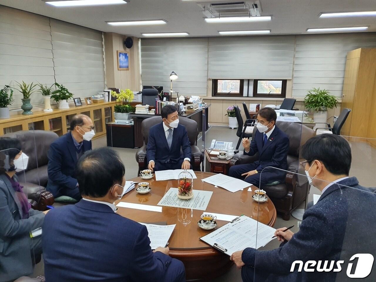 본문 이미지 - 김해시와 경남도교육청 관계자들이 지난 18일 경남교육감 집무실에서 지역 교육현안 논의를 하고 있다. (김해시 제공) ⓒ 뉴스1