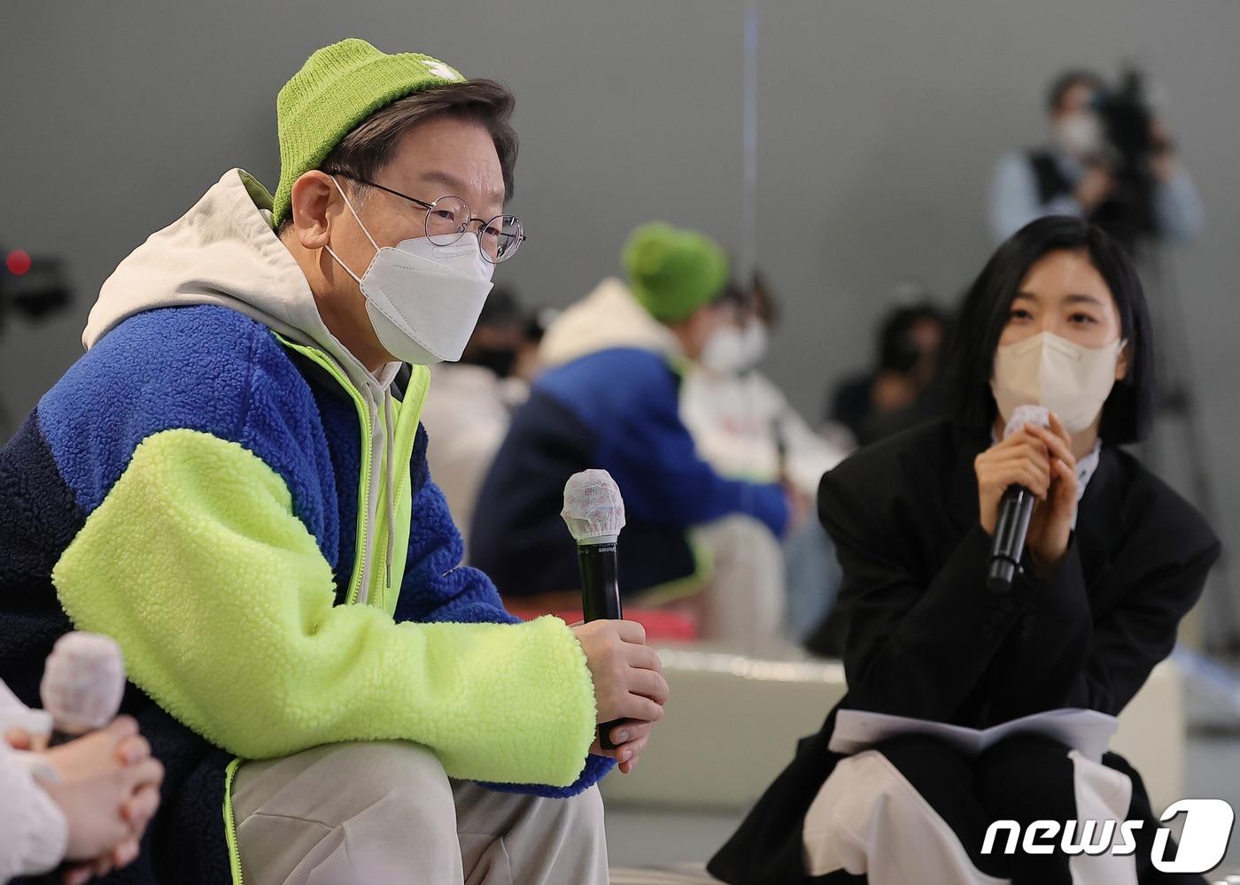 본문 이미지 - 이재명 더불어민주당 대선 후보가 20일 서울 성동구 원밀리언 댄스 스튜디오에서 열린 ‘JM, 우리가 원하던게 이거잖아’ 간담회에서 질문을 경청하고 있다. 2022.1.20/뉴스1 ⓒ News1 국회사진취재단