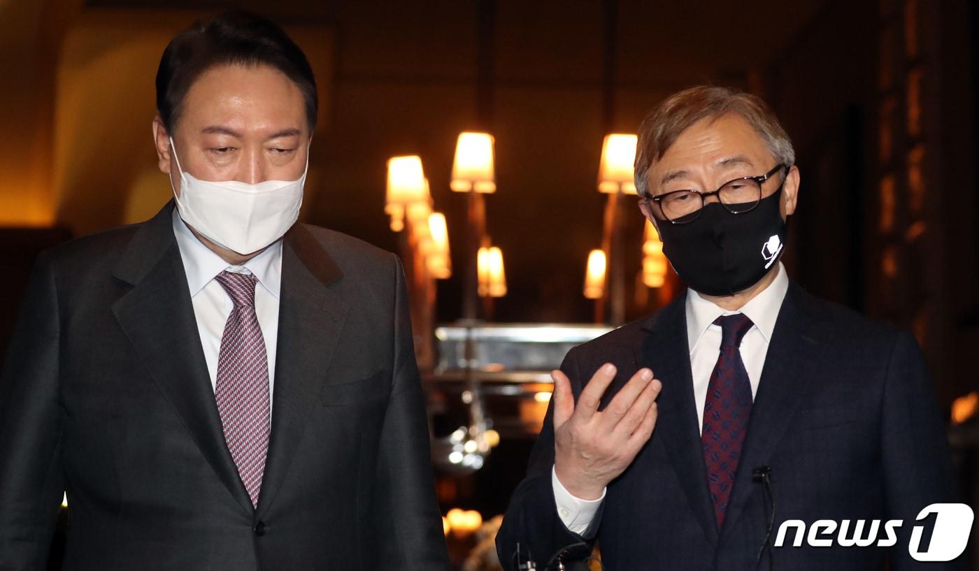 본문 이미지 - 윤석열 국민의힘 대선 후보와 최재형 전 감사원장이 20일 오후 서울 남산 하얏트호텔에서 비공개 회동을 마치고 취재진 질문에 답변하고 있다. 2022.1.20/뉴스1 ⓒ News1 김명섭 기자