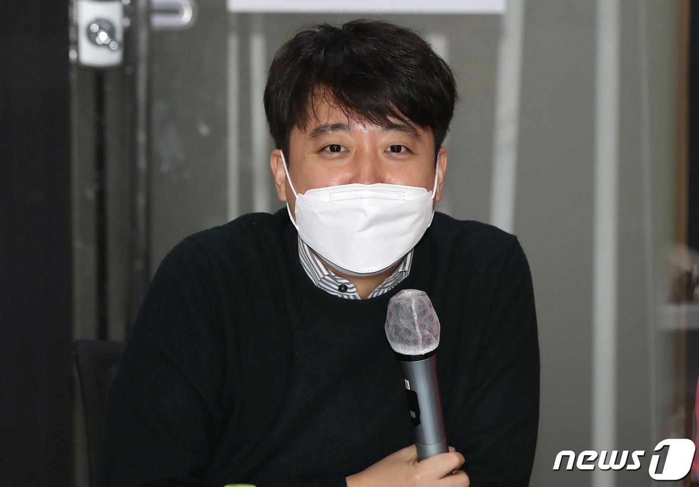이준석 국민의힘 대표가 21일 오전 서울 강남구 논현로 태영호 국회의원 사무실에서 열린 서울강남갑 당원협의회 필승결의대회에서 발언을 하고 있다. 2022.1.21/뉴스1 ⓒ News1 임세영 기자