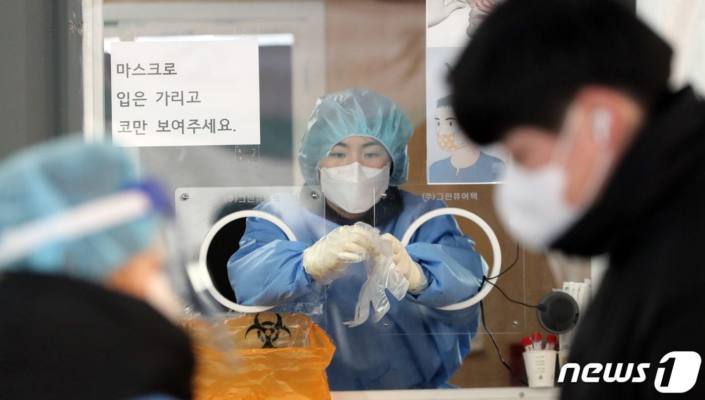 본문 이미지 - 21일 오전 서울역 선별진료소에서 의료진이 코로나19 검사를 준비하고 있다. 최근 오미크론 변이 바이러스의 급속한 확산으로 코로나19 하루 확진자가 7000명에 육박할 것으로 예측되고 있다. 2022.1.21/뉴스1 ⓒ News1 장수영 기자