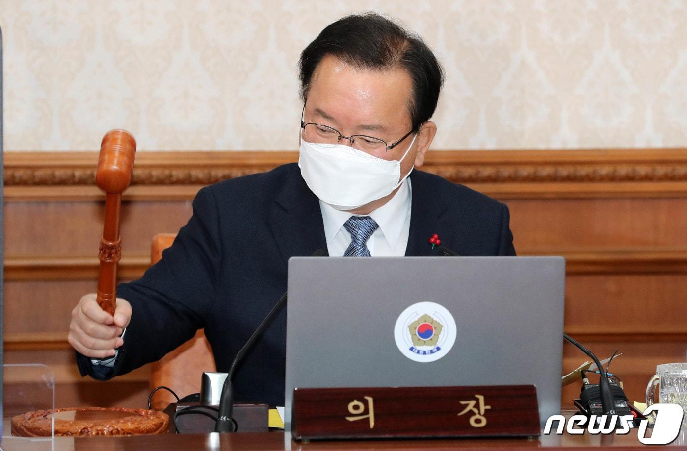 본문 이미지 - 김부겸 국무총리가 21일 서울 종로구 세종대로 정부서울청사에서 열린 임시국무회의에서 의사봉을 두드리고 있다. 2022.1.21/뉴스1 ⓒ News1 성동훈 기자