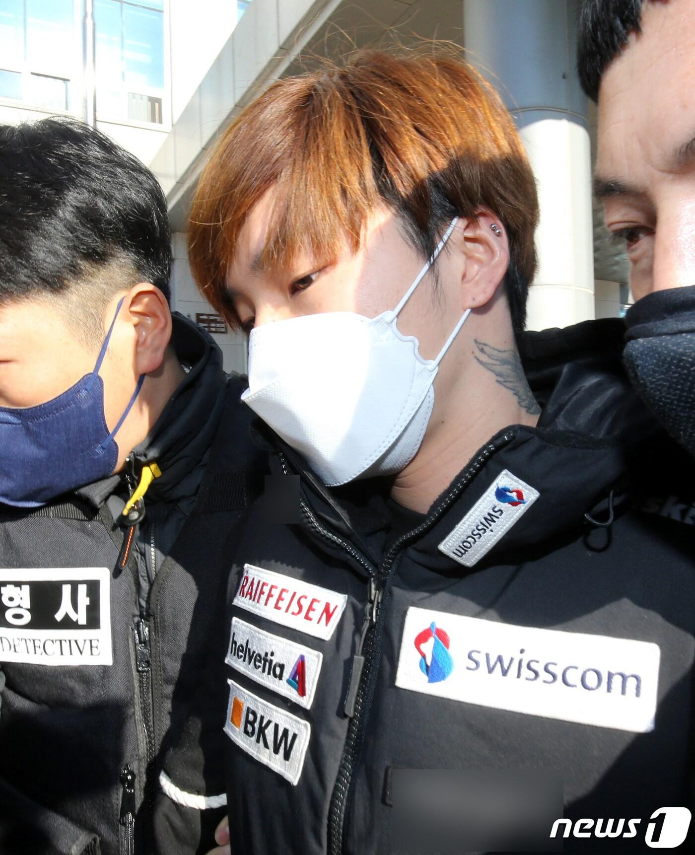 본문 이미지 - 21일 오전 충남 천안 동남경찰서에서 이별을 통보한 여성을 살해한 혐의를 받고 있는 조현진이 검찰로 송치되고 있다. 조현진은 지난 12일 충남 천안에서 이별을 통보한 여성에게 흉기를 휘둘러 숨지게 한 혐의를 받고 있으며, 충남경찰청은 신상공개심의위원회를 열어 조현진의 신상 공개를 결정했다. 2022.1.21/뉴스1 ⓒ News1 김기태 기자