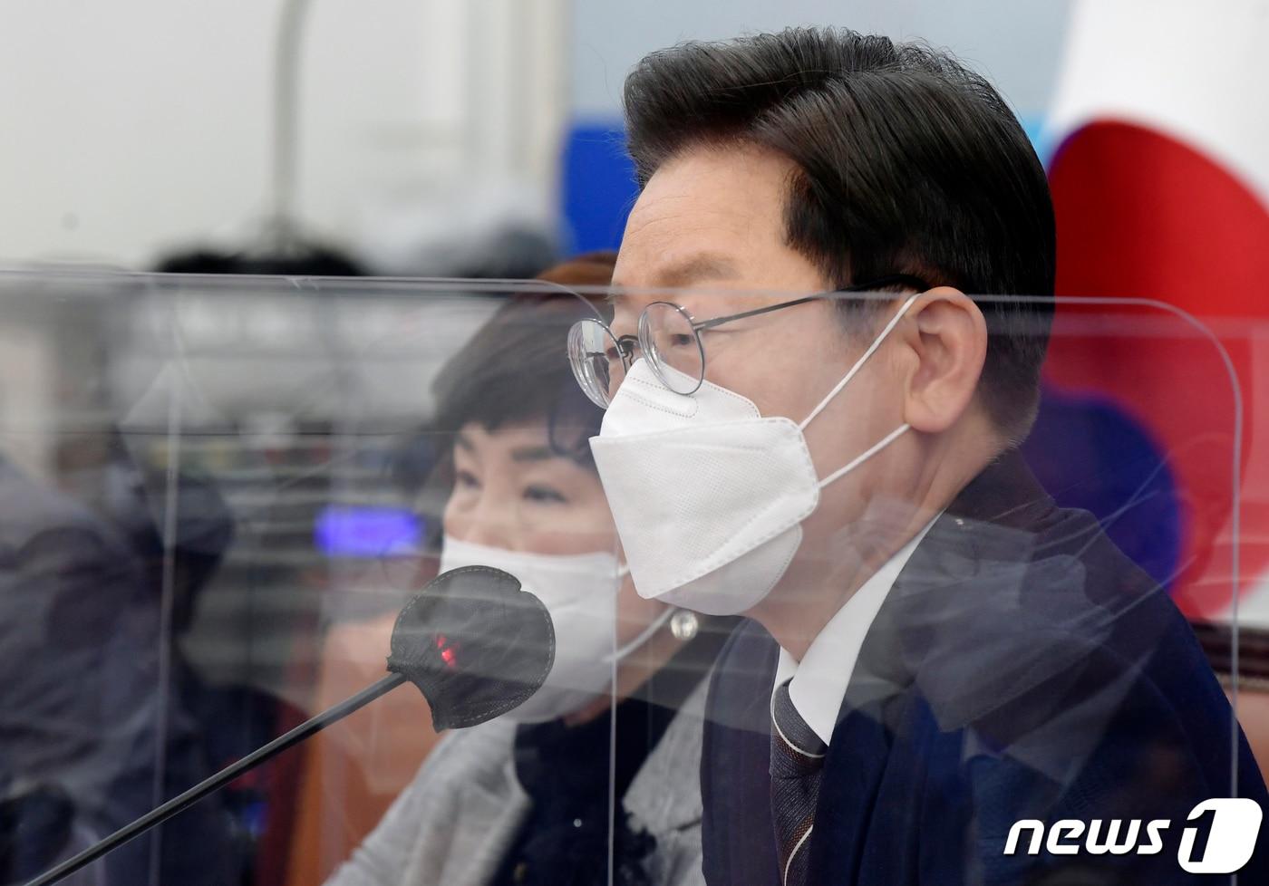본문 이미지 - 이재명 더불어민주당 대선 후보가 21일 오전 서울 여의도 국회에서 열린 'K-방역! 과학방역으로 한 단계 진화합니다' 코로나19 위기대응 특별위원회 긴급점검회의에서 인사말을 하고 있다. 2022.1.21/뉴스1 ⓒ News1 오대일 기자
