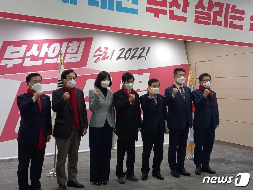 본문 이미지 - 21일 오전 부산 수영구 국민의힘 부산시당에서 열린 부산선대위 회의에서 선대위에 합류한 인사들이 기념 촬영을 하고 있다. ⓒ 뉴스1