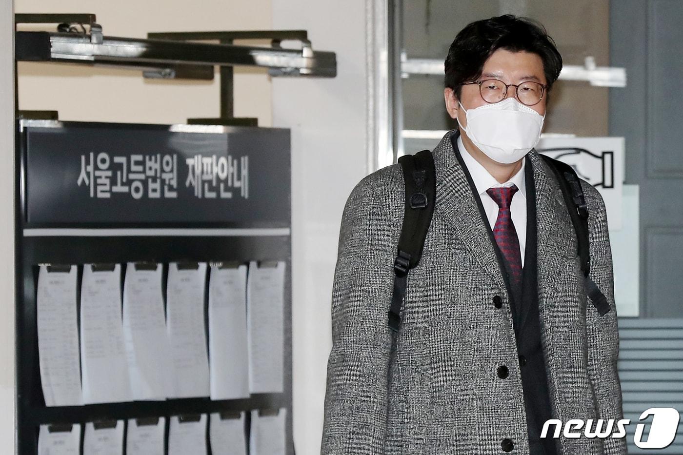 김학의 전 법무부 차관 불법 출국금지에 관여한 혐의로 기소된 이규원 대전지검 부부장검사가 21일 오전 서울 서초구 서울중앙지법에서 열린 속행공판을 마친 뒤 법원을 나서고 있다. 2022.1.21/뉴스1 ⓒ News1 민경석 기자