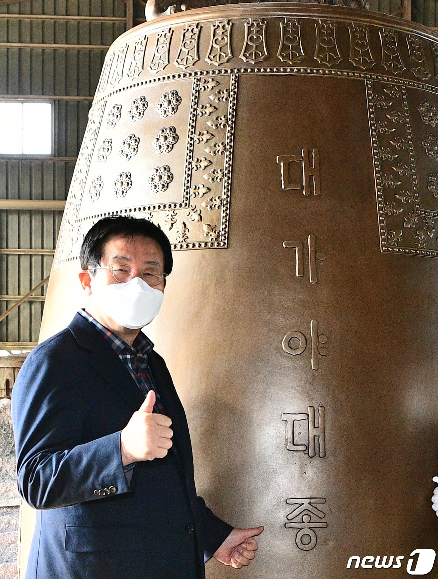 본문 이미지 - 곽용환 고령군수가 21일 충북 진천 성종사에서 대가야 대종을 살펴보고 있다. 무게 2022관(7.58톤), 높이 2.8m, 지름 1.6m의 대종 표면은 대가야 고령의 대표 유적과 출토유물, 군조, 대가야 건국신화의 정견모주 등을 문양화했다. (고령군 제공) /뉴스1 ⓒ News1 정우용 기자