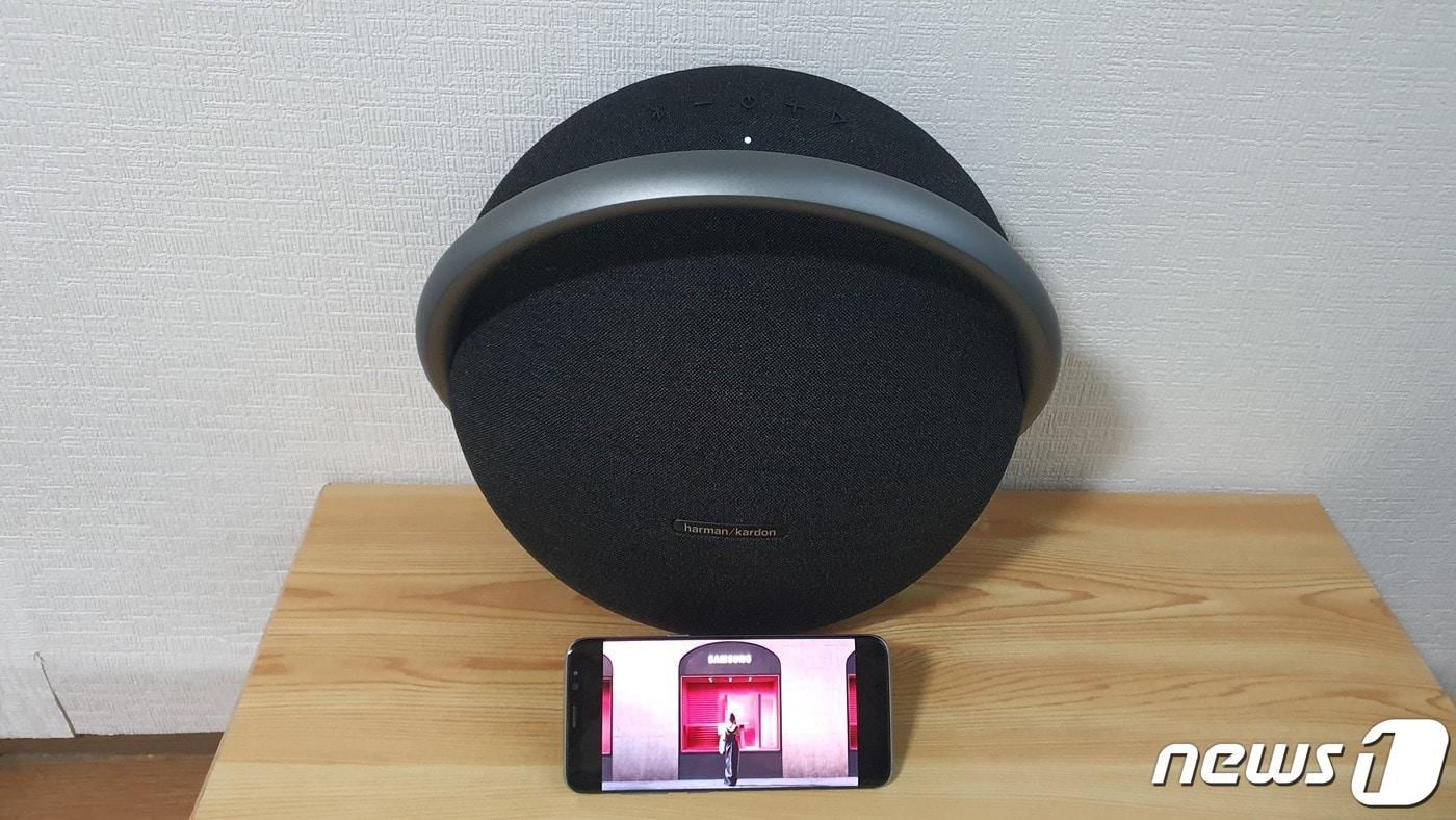 하만카돈(Harman Kardon)의 스테레오 블루투스 스피커 'ONYX STUDIO 7'으로 삼성전자의 'CES 2022' 티저영상을 시청해봤다. ⓒ News1 정상훈 기자