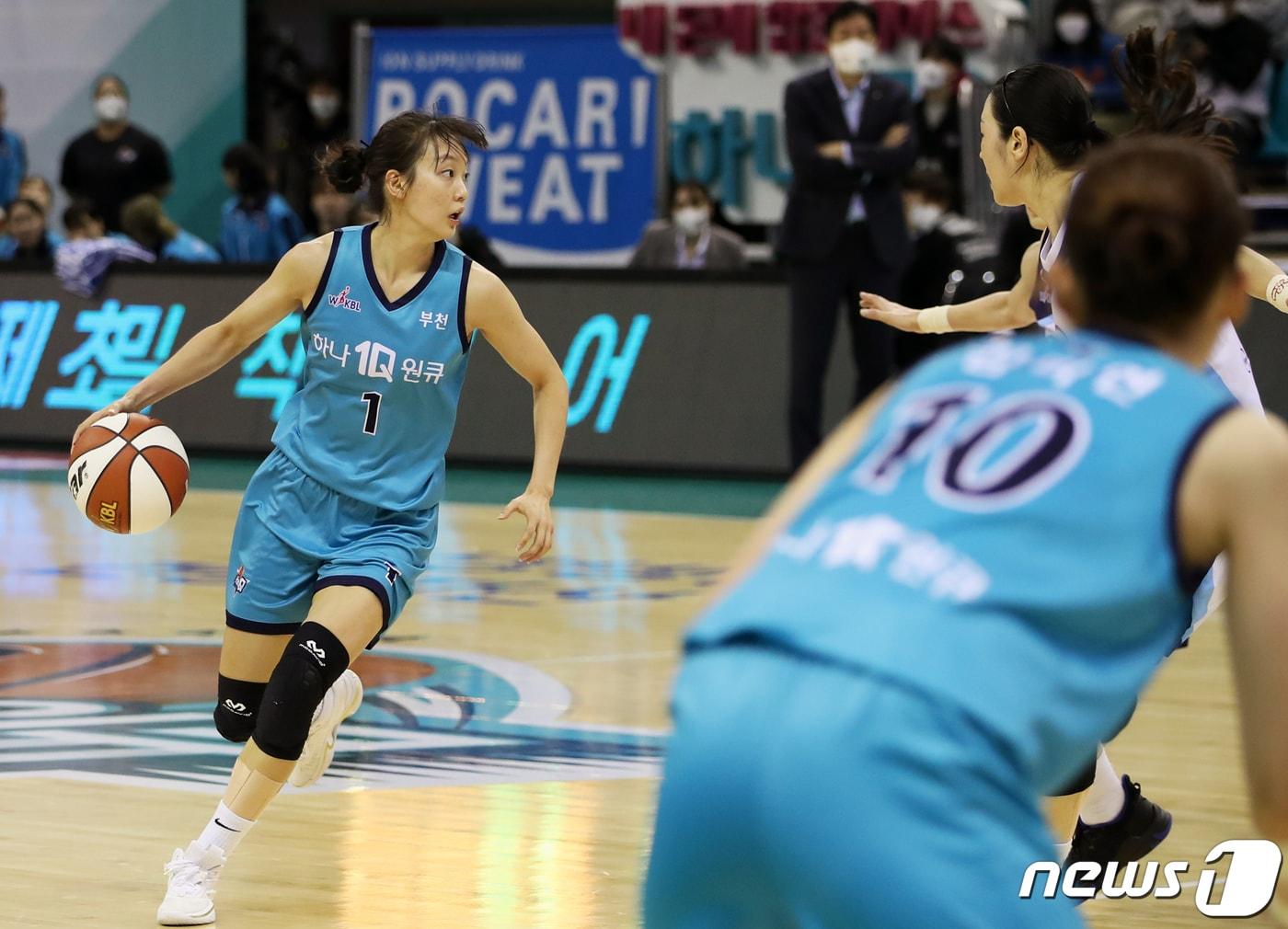 본문 이미지 - 21일 오후 경기 부천실내체육관에서 열린 '삼성생명 2021~2022 여자프로농구' 부천 하나원큐와 인천 신한은행 에스버드의 경기에서 하나원큐 신지현이 드리블을 하고 있다. 2022.1.21/뉴스1 ⓒ News1 정진욱 기자