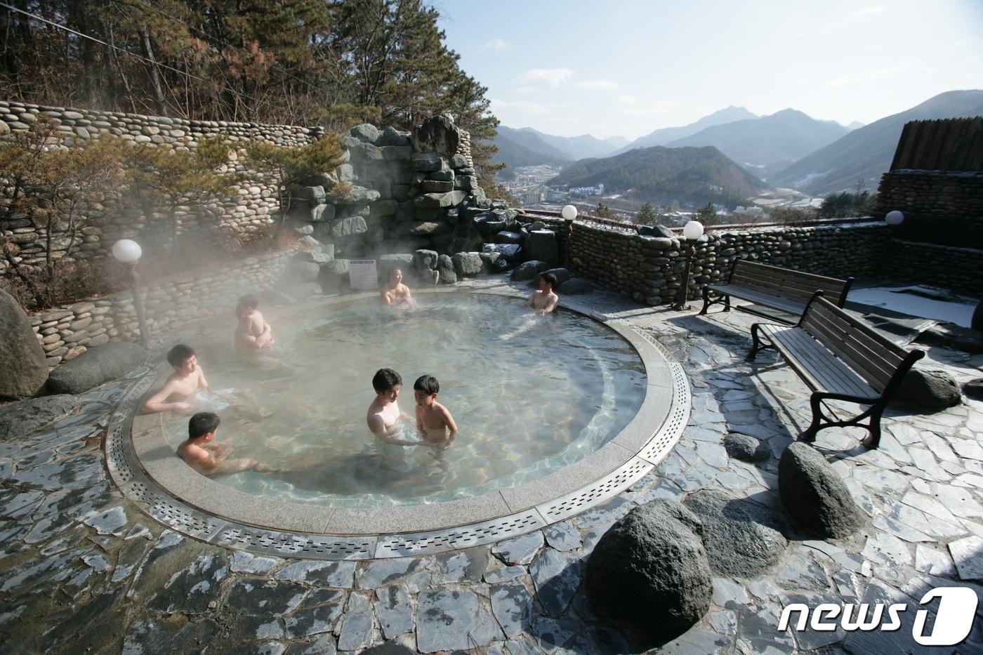 본문 이미지 - 충북 충주 수안보 온천 노천탕 모습.(충주시 제공)2022.1.22/ⓒ 뉴스1