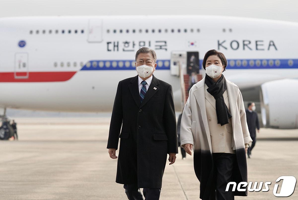본문 이미지 - 중동 3개국 순방을 마친 문재인 대통령과 김정숙 여사가 22일 오전 경기 성남 서울공항에 도착해 공군 1호기에서 내려 걸음을 옮기고 있다.(청와대 제공) 2022.1.22/뉴스1