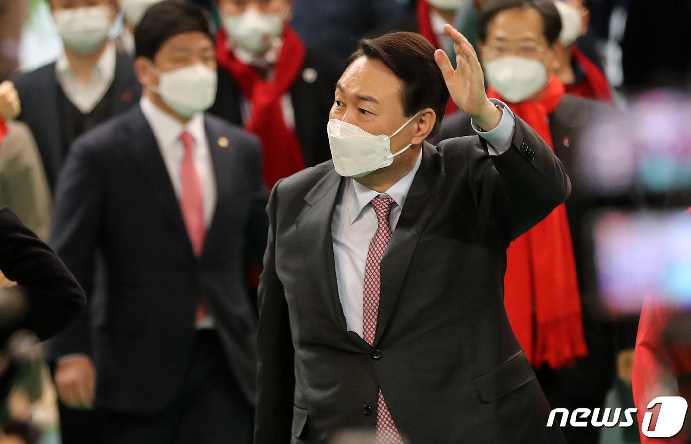 본문 이미지 - 윤석열 국민의힘 대선 후보가 22일 오후 충북 청주시장애인스포츠센터에서 열린 충북 선거대책위원회 필승결의대회에서 입장하고 있다. 2022.1.22/뉴스1 ⓒ News1 이동해 기자