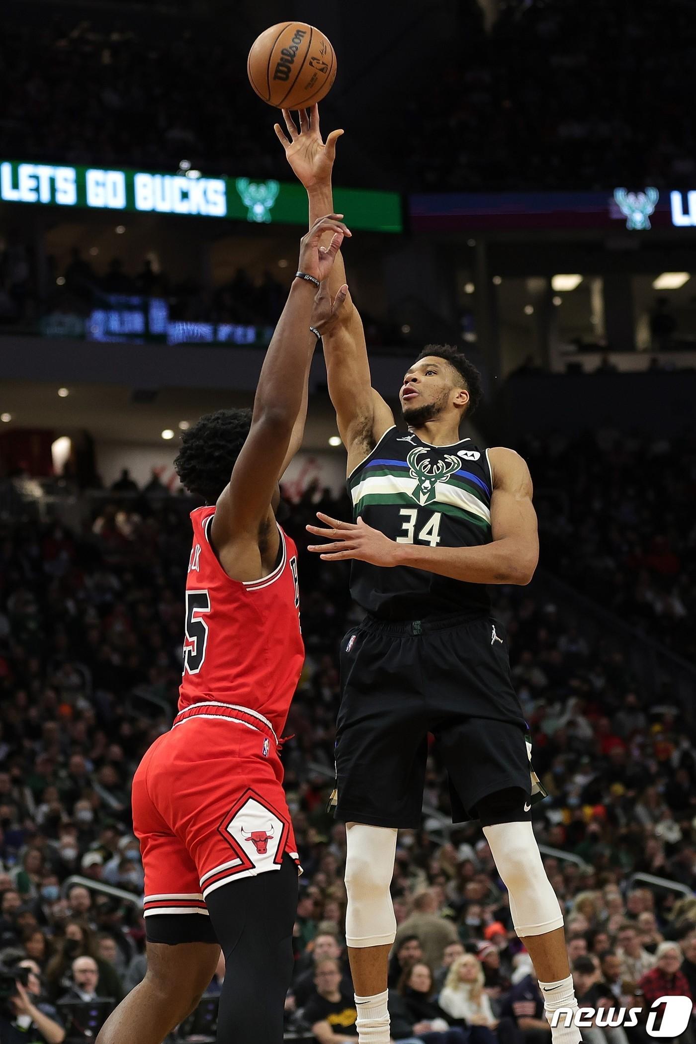 본문 이미지 - 밀워키 벅스 야니스 아테토쿤보가 22일(한국시간) 시카고 불스와의 경기에서 슛을 시도하고 있다. ⓒ AFP=뉴스1