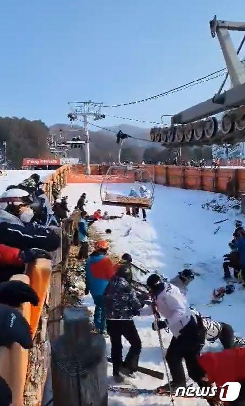본문 이미지 - 22일 오후 3시께 경기 포천시 내촌면 베어스타운 스키장 내 리프트가 역주행하는 사고가 났다. (사진=페이스북 '포천 대신 전해드립니다' 영상 캡쳐) ⓒ 뉴스1