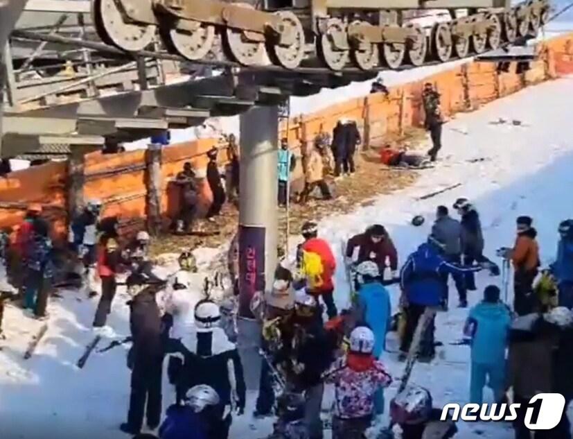 본문 이미지 - 22일 오후 경기 포천 베어스타운 리프트가 역주행하는 사고가 발생했다.(SNS 캡처) 2022.1.22/뉴스1 ⓒ News1 민경석 기자