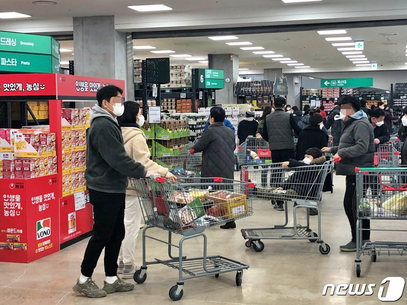 본문 이미지 -  광주 서구 롯데마트에서 고객들이 상품을 구경하는 모습.  뉴스1