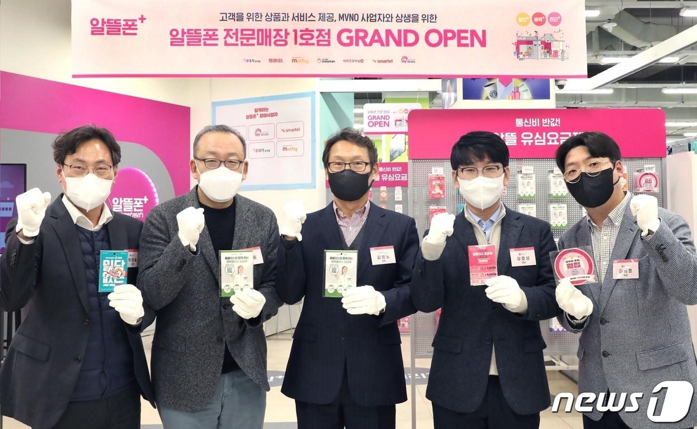 본문 이미지 - LG유플러스는 알뜰폰 컨설팅 전문 매장 '알뜰폰 플러스(+)' 1호점을 홈플러스 합정점에 오픈했다고 23일 밝혔다. (LGU+ 제공) ⓒ 뉴스1