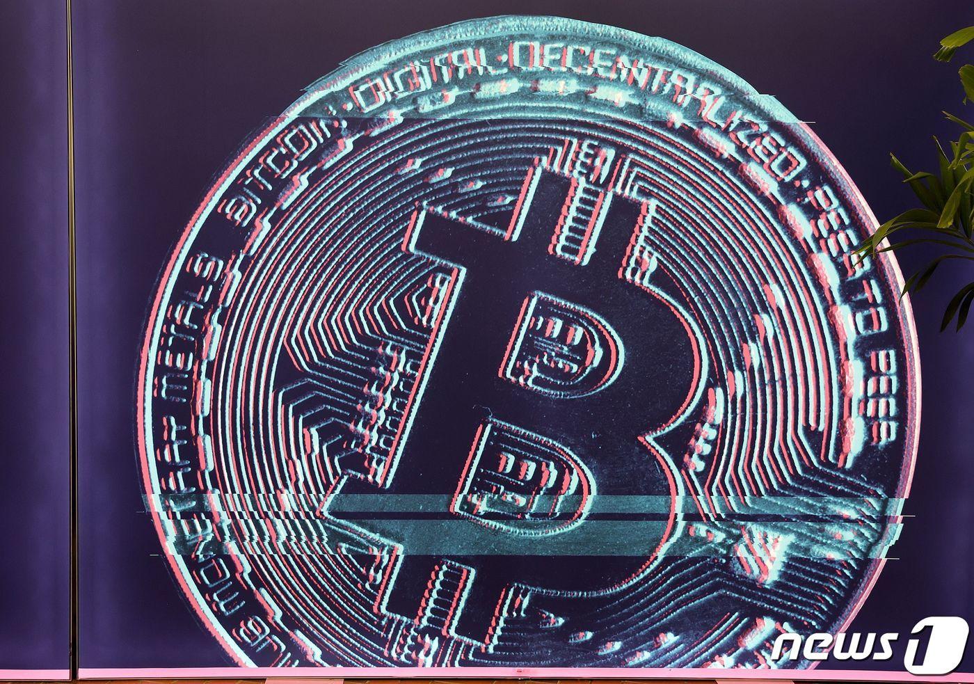 2022년 1월 19일(현지시간) 플로리다주 마이애미에서 열린 비트코인 컨퍼런스에서 등장한 비트코인 이미지. ⓒ AFP=뉴스1 ⓒ News1 김지현 기자