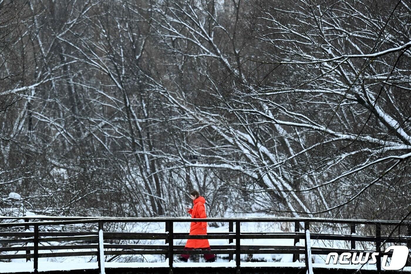 한 여성이 지난 10일(현지시간) 러시아 모스크바의 야우자강을 건너고 있다. ⓒ AFP=뉴스1