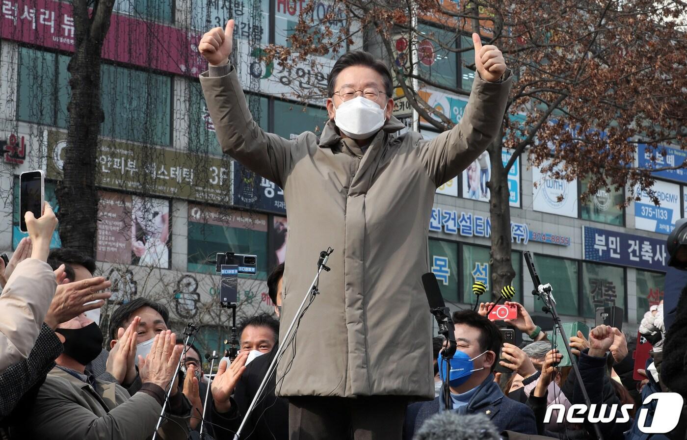 이재명 더불어민주당 대선 후보가 23일 오후 서울·경기 매타버스(매주 타는 민생 버스) '걸어서 민심 속으로'의 일환으로 경기 오산시 오산 버드파크 앞 광장을 찾아 즉석 거리연설을 마치고 엄지를 치켜들고 있다. 2022.1.23/뉴스1 ⓒ News1 국회사진취재단