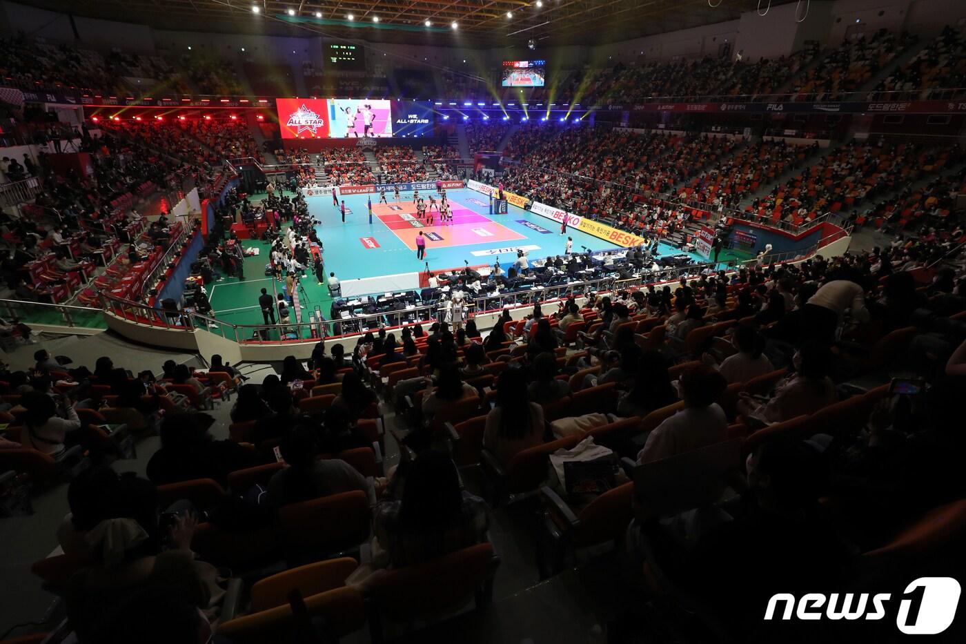 본문 이미지 - 23일 오후 광주광역시 페퍼 스타디움에서 열린 프로배구 ‘도드람 2021~2022 V-리그 올스타전’에서 선수들이 열띤 경기를 펼치고 있다. 2022.1.23/뉴스1 ⓒ News1 이재명 기자