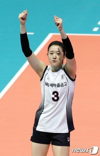 본문 이미지 - 23일 오후 광주광역시 페퍼 스타디움에서 열린 프로배구 ‘도드람 2021~2022 V-리그 올스타전’에서 득점에 성공한 V-STAR팀 이다현이 춤을 추고 있다. 2022.1.23/뉴스1 ⓒ News1 이재명 기자