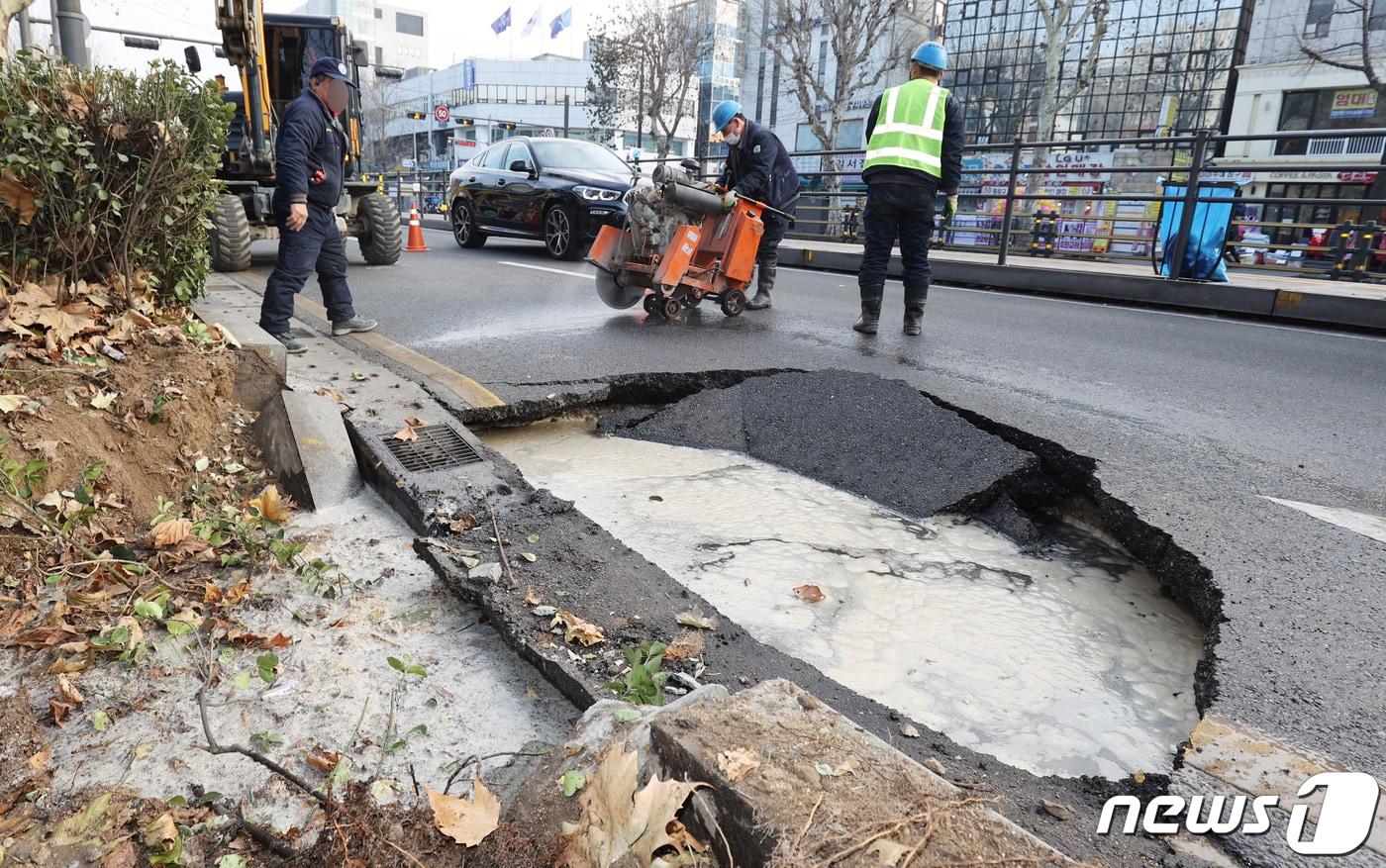 본문 이미지 - 23일 낮 12시 5분께 서울 종로구 종로5가역 인근 도로에 가로 3ｍ, 세로 2ｍ, 깊이 1ｍ의 싱크홀(지반 침하)이 발생해 관계자들이 복구작업을 하고 있다. 2022.1.23/뉴스1 ⓒ News1 박지혜 기자
