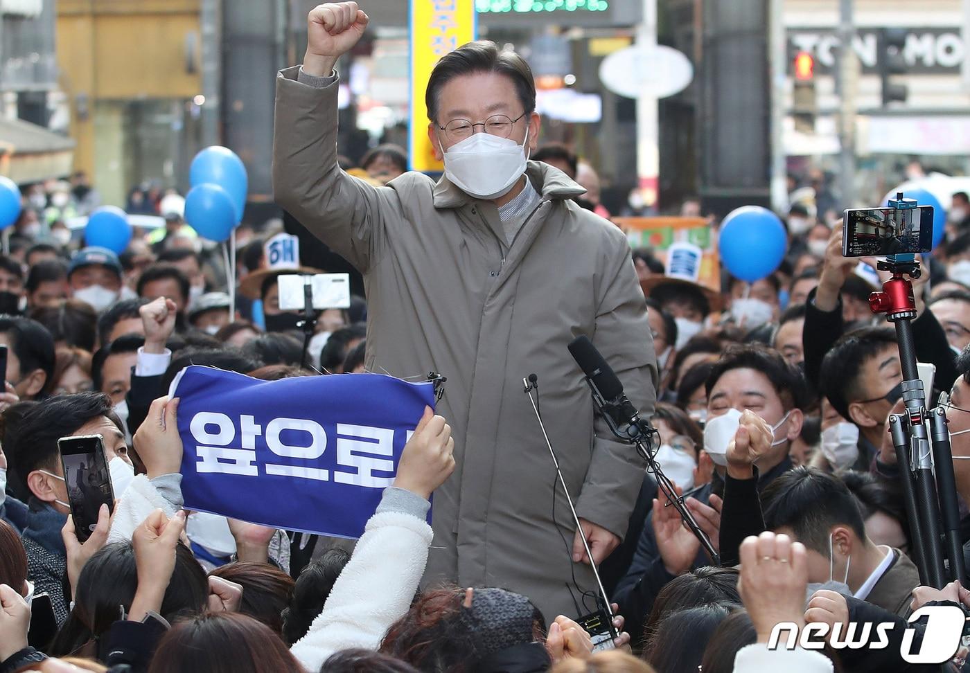 본문 이미지 - 이재명 더불어민주당 대선 후보가 23일 오후 서울·경기 매타버스(매주 타는 민생 버스) '걸어서 민심 속으로'의 일환으로 경기 안성시 명동거리를 찾아 연설을 마친 후 시민들에게 인사하고 있다. 2022.1.23/뉴스1 ⓒ News1 국회사진취재단
