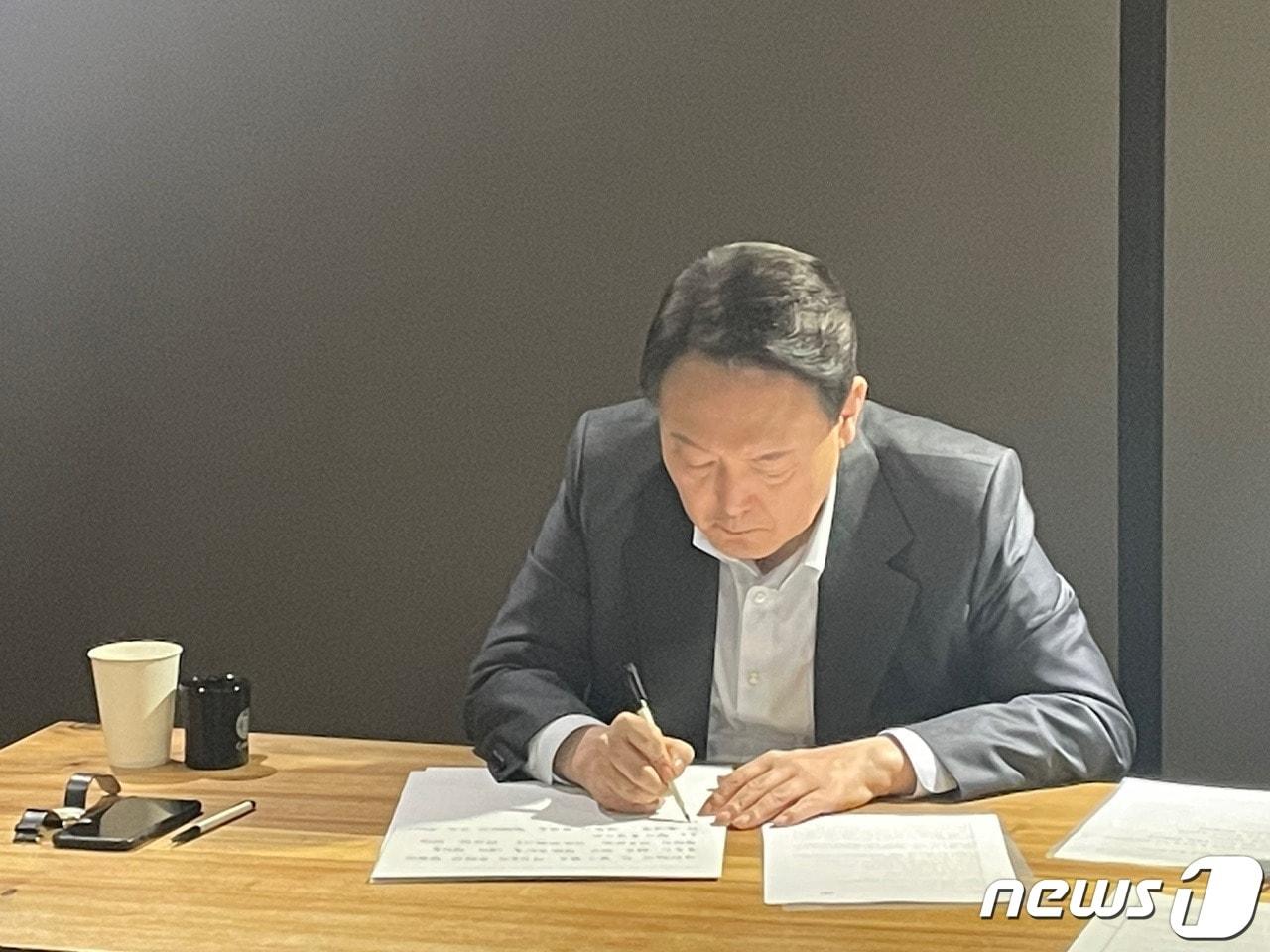 본문 이미지 - 윤석열 국민의힘 대선 후보가 호남 유권자들에게 보낼 메시지를 위해 손으로 글씨를 쓰는 모습. (이준석 국민의힘 대표 페이스북 캡처) ⓒ 뉴스1