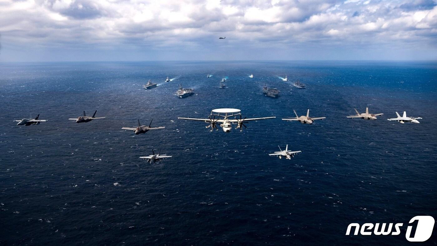 미 해군 항모 '칼 빈슨' '에이브러햄 링컨' 전단과 강습상륙함 '에식스' '아메리카', 그리고 일본 해상자위대 소속 헬기 탑재형 대형 호위함 '휴가' 등이 동중국해에서 합동훈련을 하고 있다. (미 해군 7함대 트위터) ⓒ 뉴스1