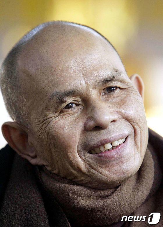 본문 이미지 - 22일(현지시간) 자정 고인이된 틱낫한 스님 생전 모습 ⓒ AFP=뉴스1