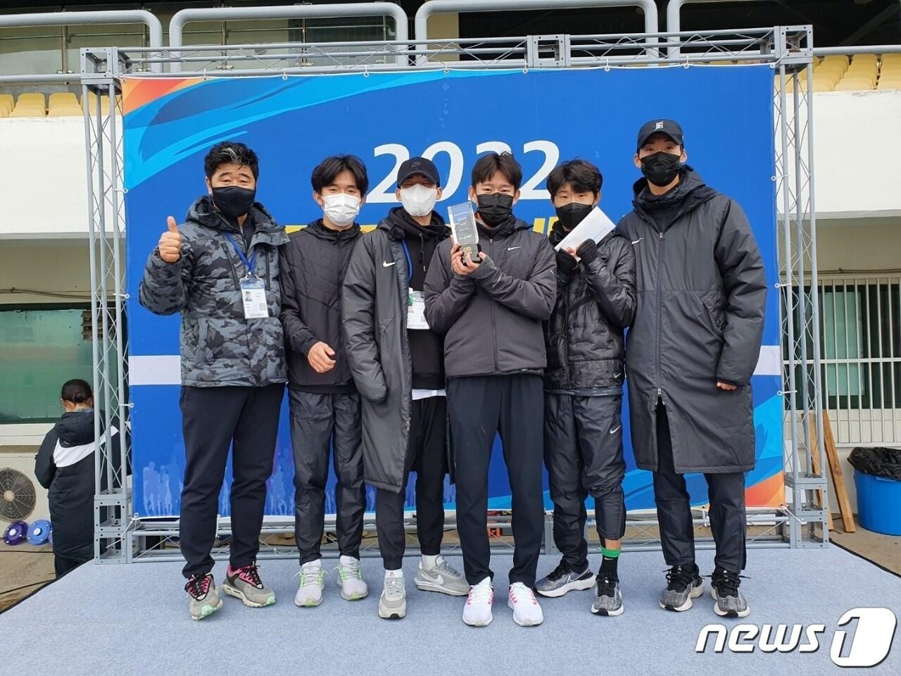 본문 이미지 - 2022 전국 로드레이스 대회 단체전 준우승을 차지한 충남도청 남자마라톤팀(충남도 제공)ⓒ 뉴스1