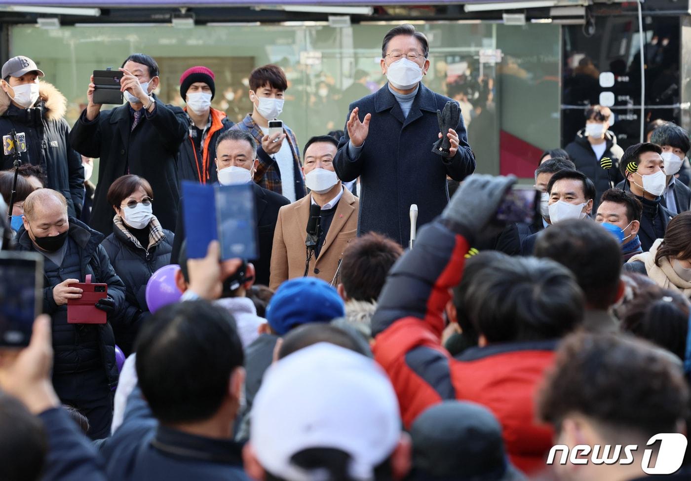 본문 이미지 - 이재명 더불어민주당 대선 후보가 24일 오전 서울·경기 매타버스(매주 타는 민생 버스) '걸어서 민심 속으로'의 일환으로 경기 이천시 이천중앙로문화의거리를 찾아 즉석 거리연설을 하고 있다. 2022.1.24/뉴스1 ⓒ News1 국회사진취재단