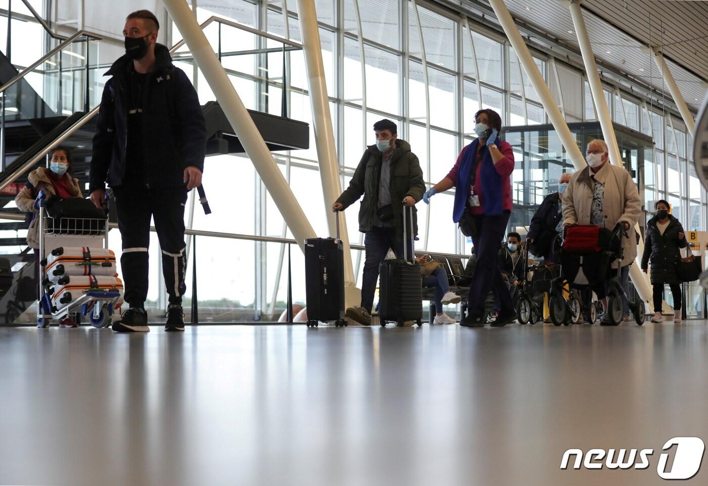 지난 2021년 11월27일(현지시간) 네덜란드 암스테르담 스키폴 공항에 여행객들이 지나다니고 있다. 2022.01.24/news1 ⓒ 로이터=뉴스1 ⓒ News1 김민수 기자