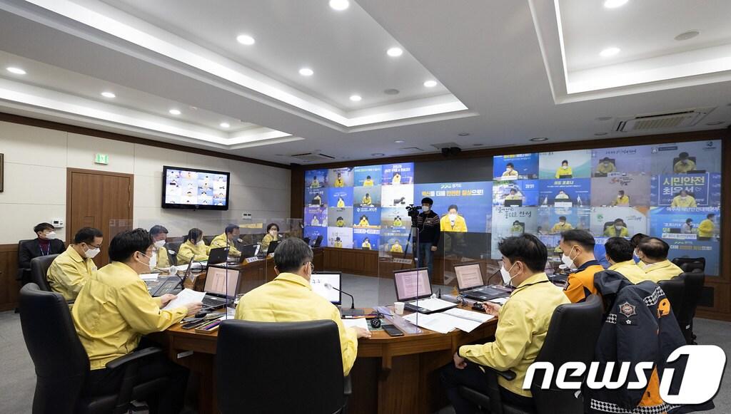 본문 이미지 - 24일 오전 경기도청 신관 1층 재난상황실에서 오병권 경기도지사 권한대행과 관련 실·국장, 시·군 부단체장이 참석한 가운데 도-시군 설연휴 종합대책 관련 부단체장 (영상)회의가 열리고 있다.(경기도 제공)/ⓒ 뉴스1