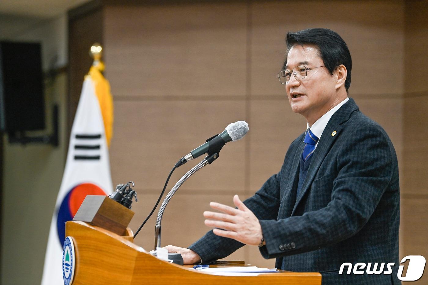 본문 이미지 - 원창묵 강원 원주시장이 24일 원주시청 다목적홀에서 퇴임 발표를 위한 브리핑을 열고 있다. (원주시 제공) 2022.1.24/뉴스1