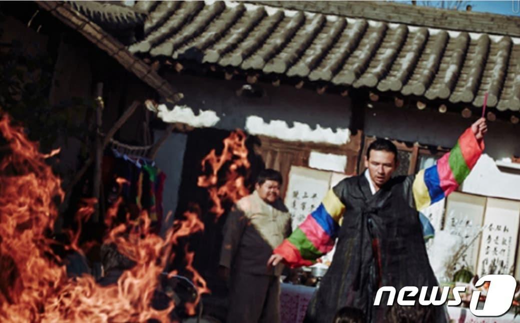 본문 이미지 - 영화 '곡성'에서 일광(황정민 분)이 '살 날리기' 굿을 하는 장면. (사진은 기사 내용과 무관함)  (쇼박스 제공) ⓒ 뉴스1