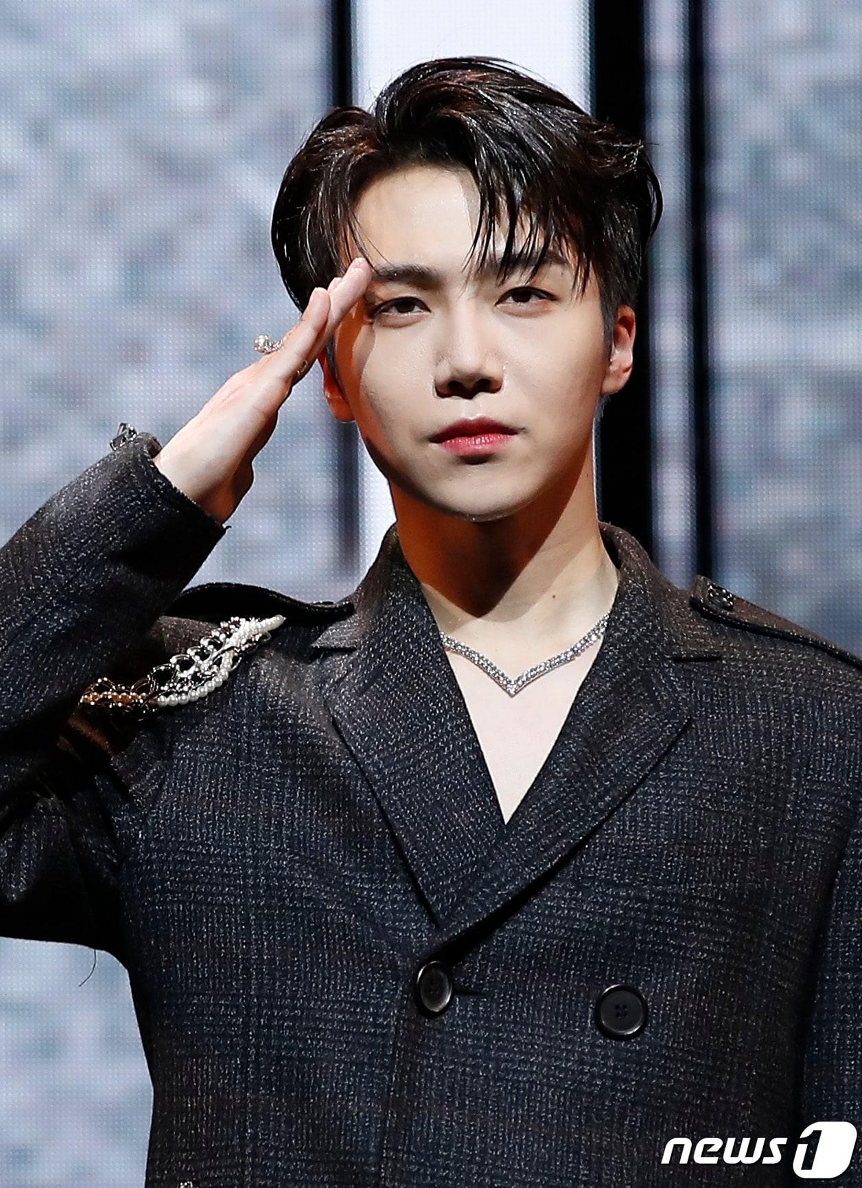 본문 이미지 - 펜타곤(PENTAGON) 진호가 24일 오후 서울 광진구 예스24라이브홀에서 열린 열두 번째 미니앨범 '인바잇유(IN:VITE U)' 쇼케이스에 참석해 포즈를 취하고 있다. 2022.1.24./뉴스1 ⓒ News1 권현진 기자