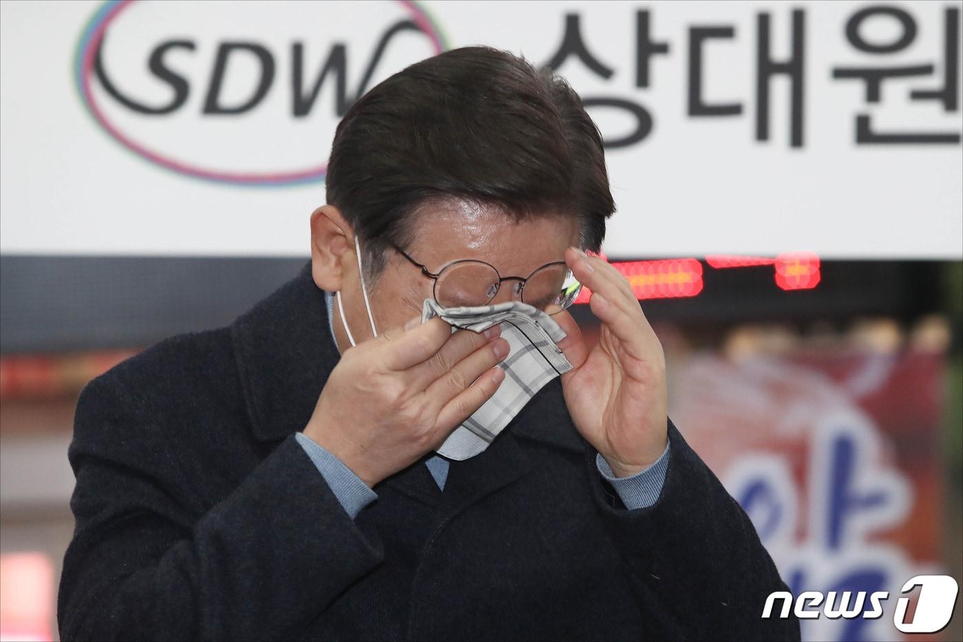 이재명 더불어민주당 대선 후보가 24일 오후 서울·경기 매타버스(매주 타는 민생 버스) '걸어서 민심 속으로'의 일환으로 경기 성남시 중원구 상대원시장을 찾아 즉석 연설 중 눈물을 닦고 있다. 2022.1.24/뉴스1 ⓒ News1 국회사진취재단