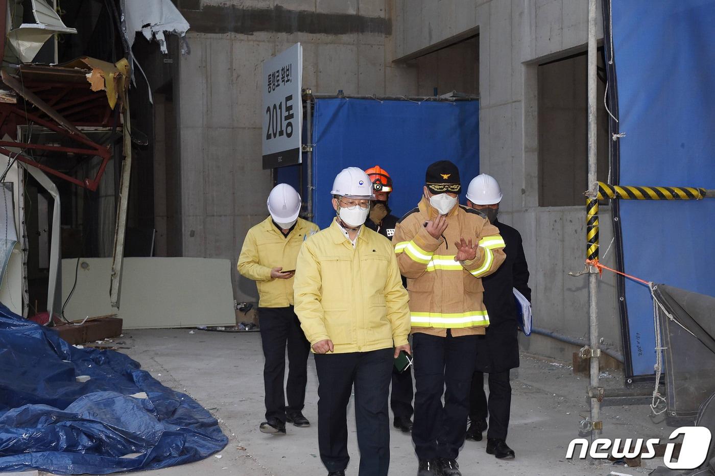 본문 이미지 - 이승우 행정안전부 재난안전관리본부장이 24일 오후 광주 화정동 아파트 신축공사 붕괴사고 현장을 찾아 현장상황을 보고받고 이흥교 소방청장 등 관계자들과 사고현장을 둘러보고 있다. (행정안전부 제공) 2022.1.24/뉴스1 ⓒ News1 임세영 기자
