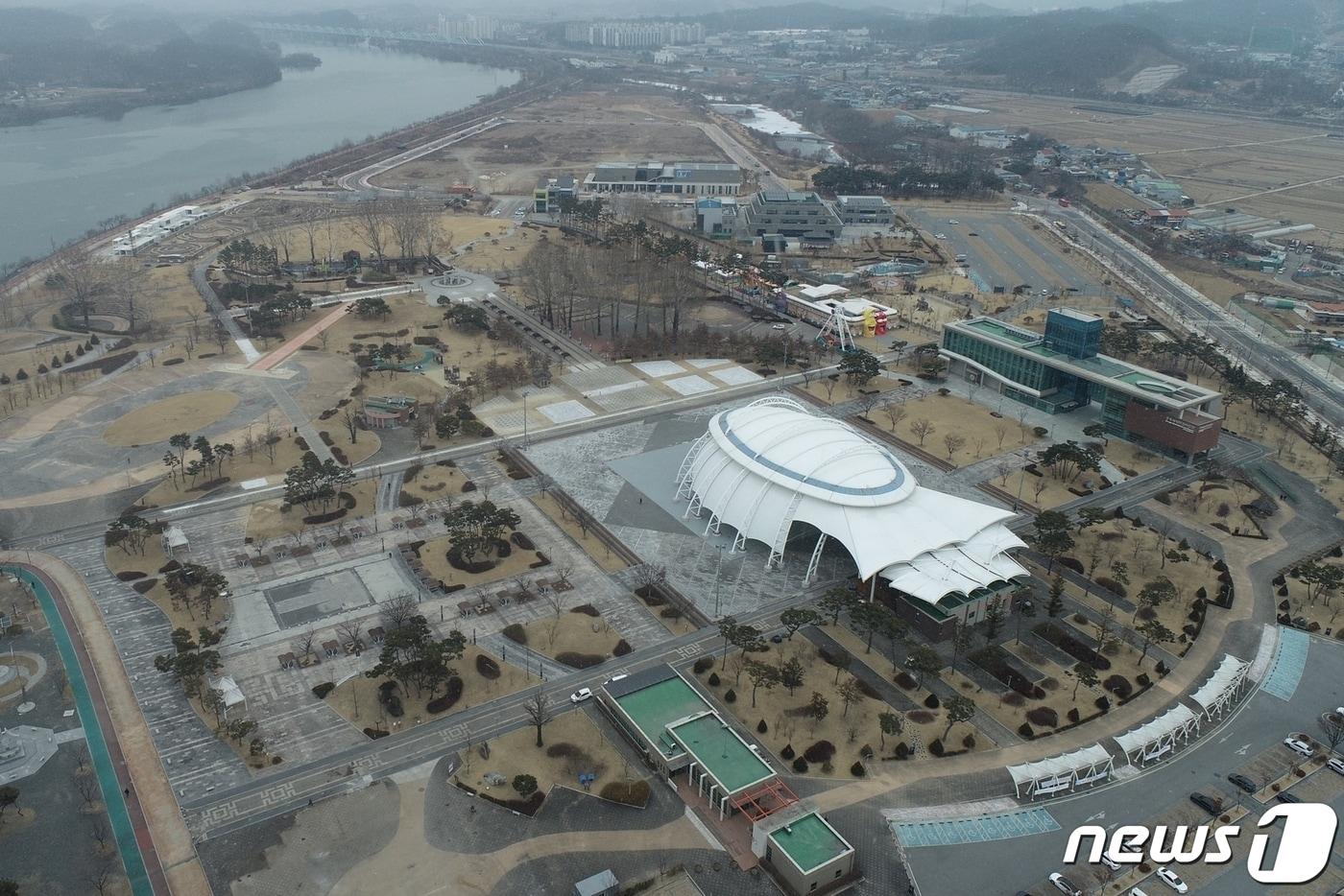본문 이미지 - 25일 충북 충주시는 라이트월드가 있던 충주세계무술공원을 문화·관광단지로 조성할 계획이라고 밝혔다. 사진은 원상복구가 완료된 세계무술공원 모습.(충주시 제공)2022.1.25/ⓒ 뉴스1