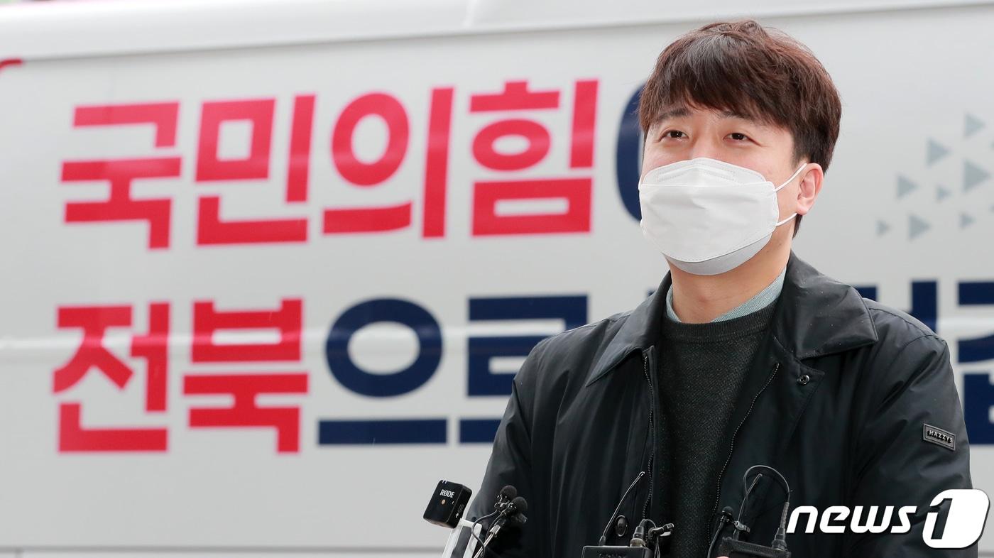 본문 이미지 - 이준석 국민의힘 대표가 25일 전북 전주시 전북도의회 앞에서 열린 정책홍보버스(윤이버스) 청년 간담회에 앞서 취재진의 질문에 답하고 있다. (전북사진기자단) 2022.1.25/뉴스1 ⓒ News1 유경석 기자