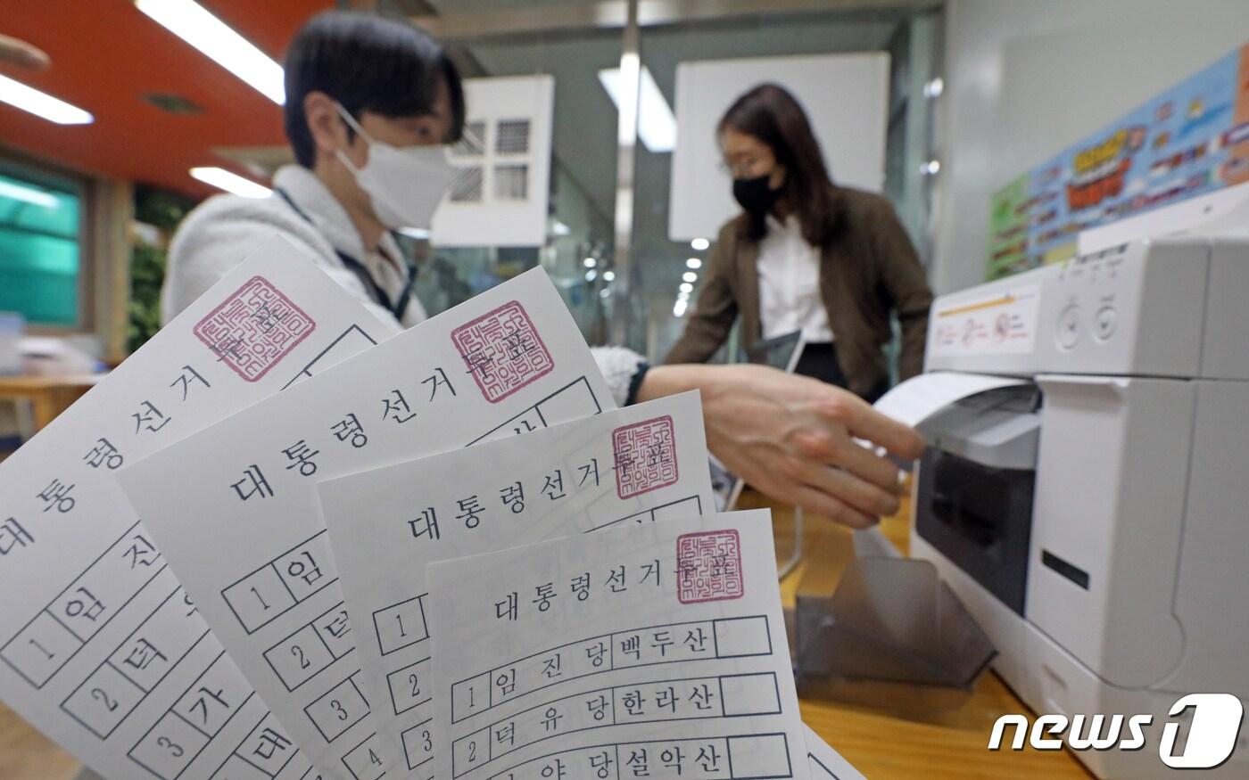 본문 이미지 - 서울선관위 사전투표 사무원이 지난달 25일 서울시 성북구 성북아동청소년센터에서 20대 대통령선거 사전투표소 모의시험을 하고 있다. 2022.1.25/뉴스1 ⓒ News1 장수영 기자