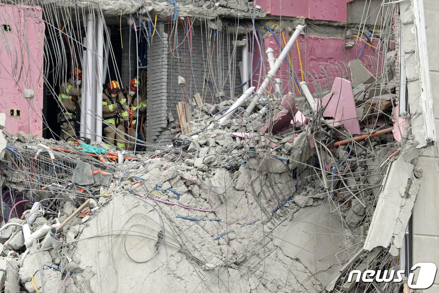 25일 오후 광주 서구 화정동 현대산업개발 아이파크 아파트 신축 공사 붕괴사고 현장 상층부에서 전문구조대원 등 수습당국이 실종자 수색·잔해물 제거 작업을 벌이고 있다. 2022.1.25/뉴스1 ⓒ News1 황희규 기자